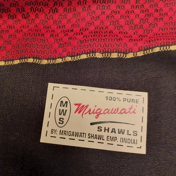 Brand new shawl red and black - Picture 2 of 4